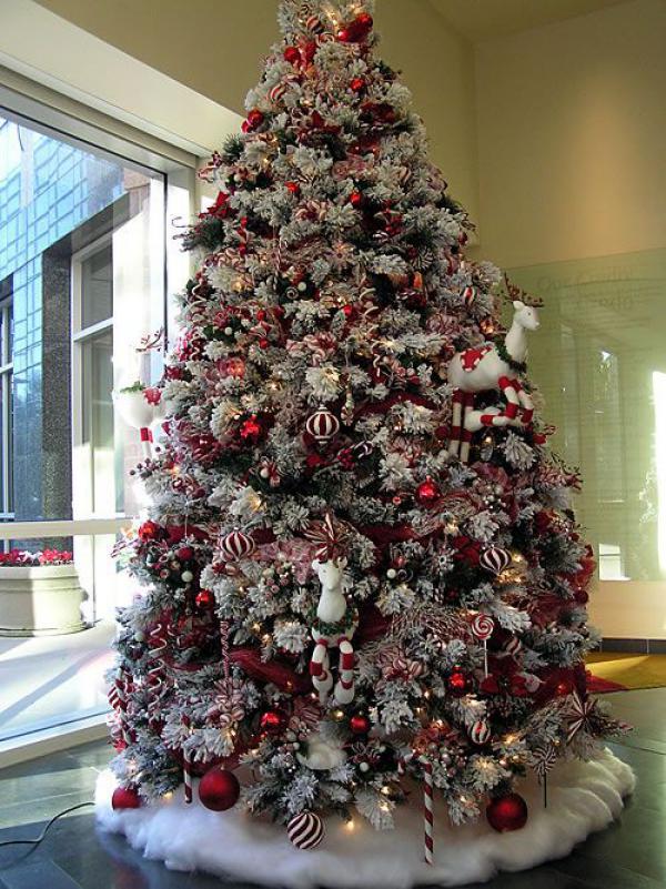 Dětský vánoční strom s bílou červenou tématikou