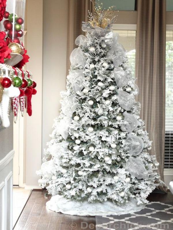 vánoční stromeček s bílým motivem připomínající svátky sněhu