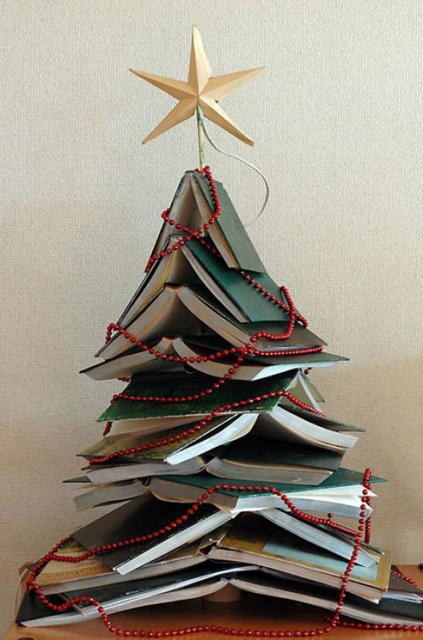 Snadný kutilský vánoční strom s knihami