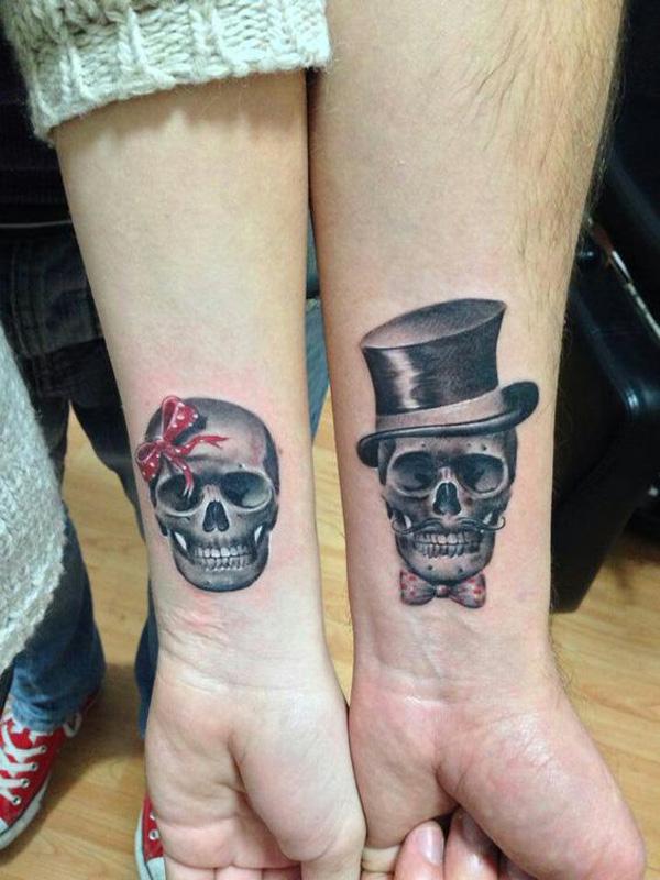 Passende Totenkopf Tattoos auf Paar Wris