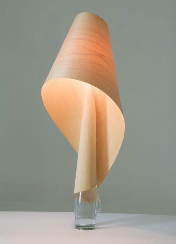 Einzigartiges Design der Tischlampe aus geschältem Holz