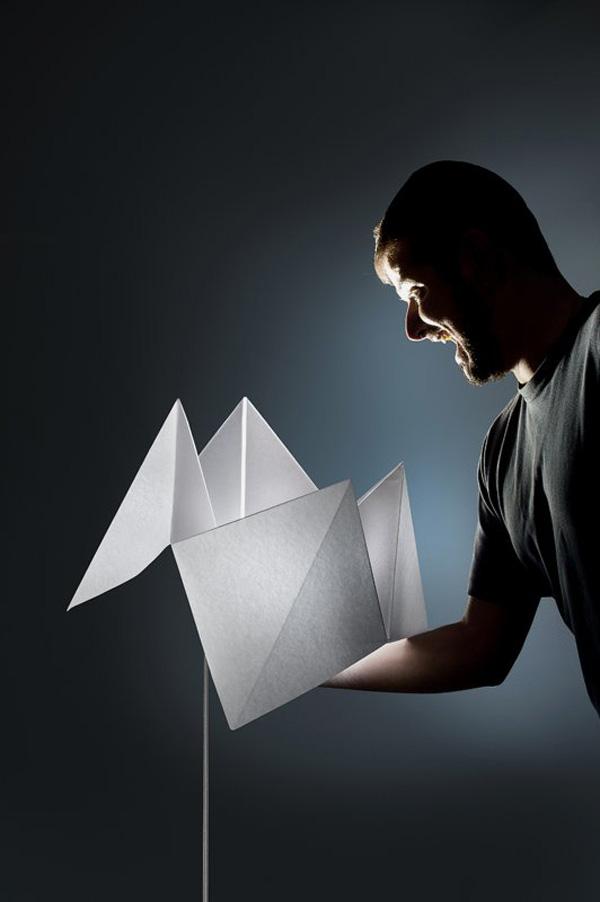 Flexible Lampe, inspiriert von einem kreativen und spielerischen Papierfaltspiel