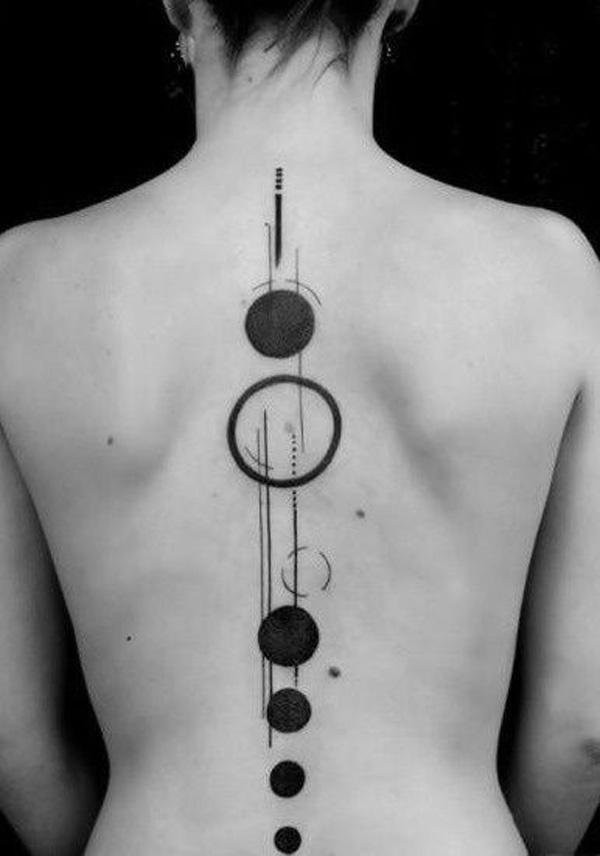 Abstraktní tetování s tečkami a kruhy jako hvězdy podél páteře