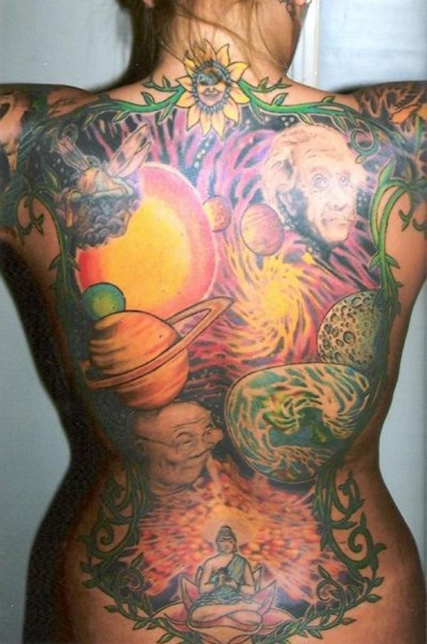 Barevné tetování na záda s nebeskými tělesy, Buddhou a vědcem