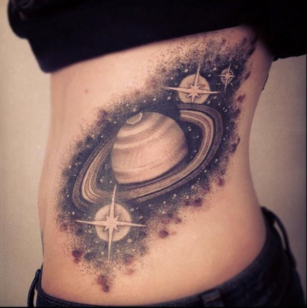 Černá a bílá planeta tetování na žebru