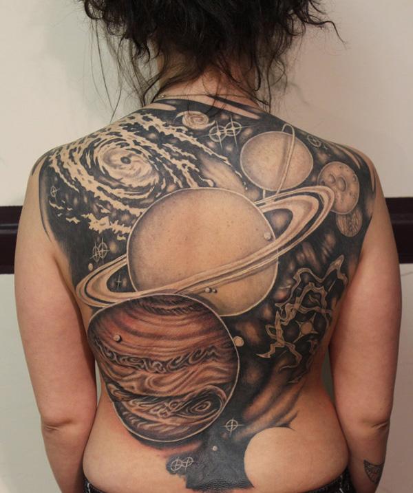 Vesmírné tetování s planetami na zádech pro ženy