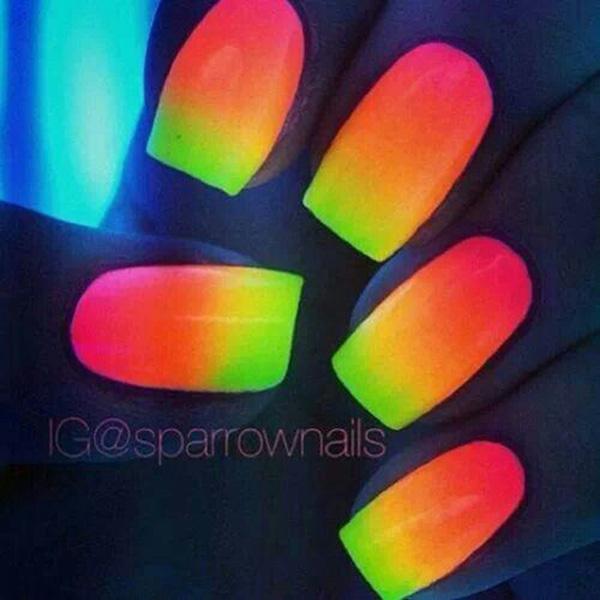 Nageldesign mit Farbverlauf glow