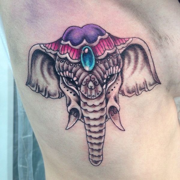 17 Grauer perfekter Elefantenkopf Tattoo an den Rippen
