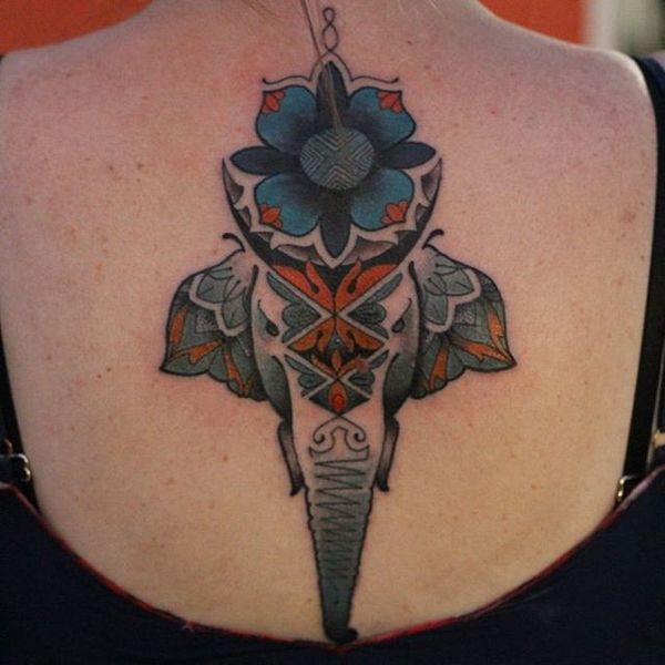 1 symmetrischer Elefant Tattoo am Rücken
