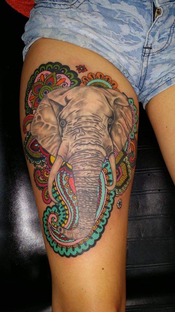 22 Elefantenkopf Tattoo in verschiedenen Stilen am Oberschenkel