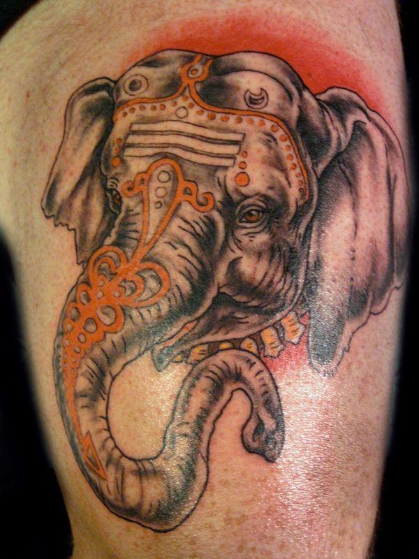 26 wunderbares Elefanten Tattoo am Halbarm