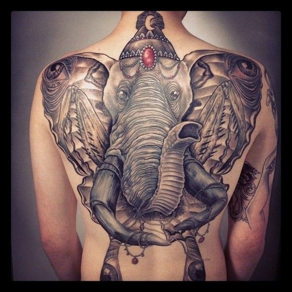 31 unglaubliches Tattoo eines Elefanten auf dem Rücken