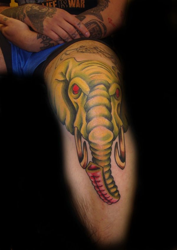 32 Volumetrischer gelber Elefant Tattoo am Bein