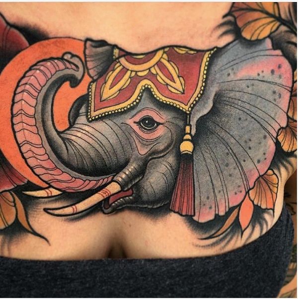 33 Prächtiges Cartoon-Elefant Tattoo auf der Brust