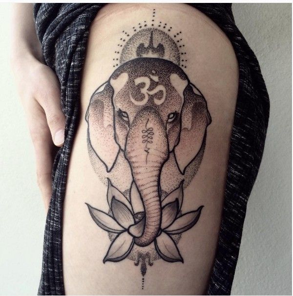 4 Schwarzweißes symbolisches Elefanten Tattoo mit Lotus