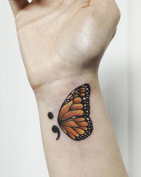 Tetování středníkem a motýlem