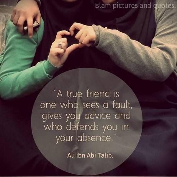 Ein wahrer Freund ist jemand, der einen Fehler sieht, dir Ratschläge gibt und dich in deiner Abwesenheit verteidigt