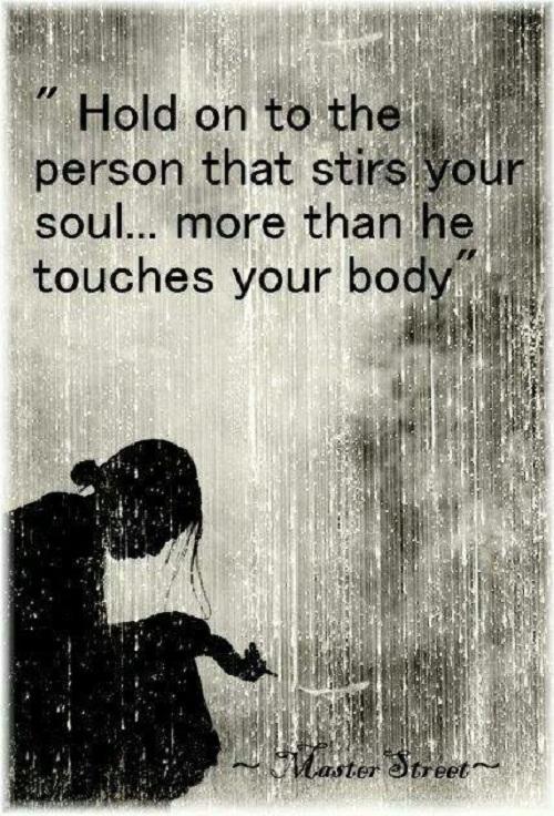 halte an der Person fest, die deine Seele mehr bewegt als deinen Körper berührt