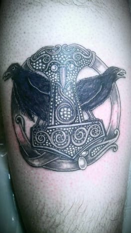 Huginn und Muninn sind Odins Raben, und sie scheinen Thors berühmten Hammer zu bewachen.