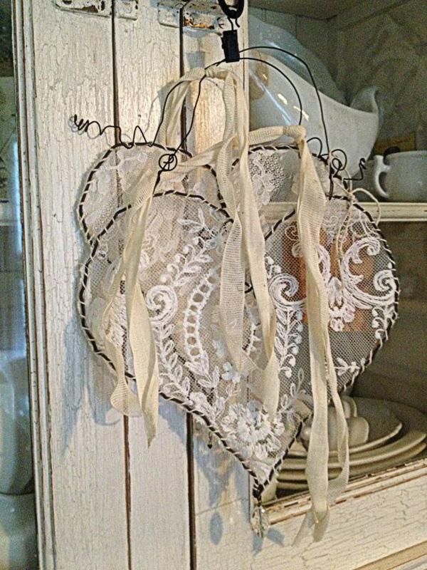 Hängendes Wire Lace Heart von Rebeccavintageliving auf Etsy