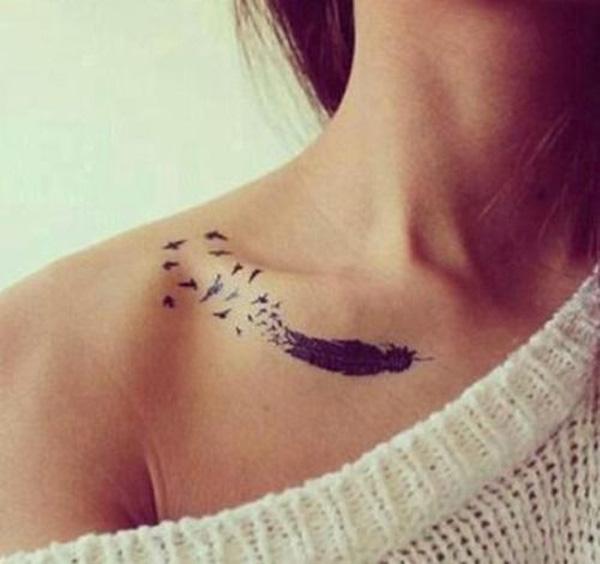 Peří s tetováním klíční kosti ptáků