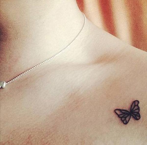 motýl tetování na klíční kosti