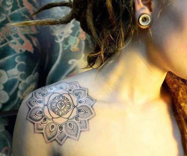 Mandala Schlüsselbein Tattoo