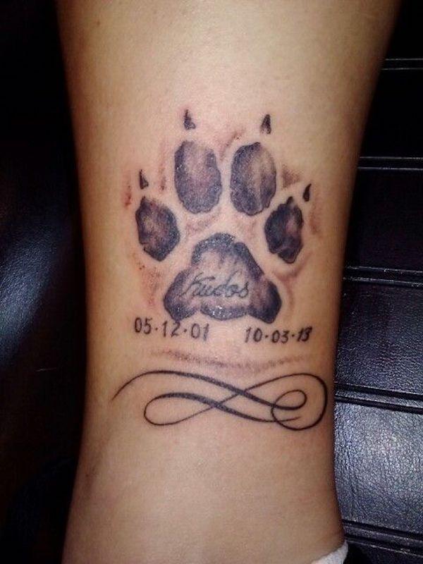 Tatzenabdruck Tattoo mit Datum, Name und Unendlichkeitssymbol