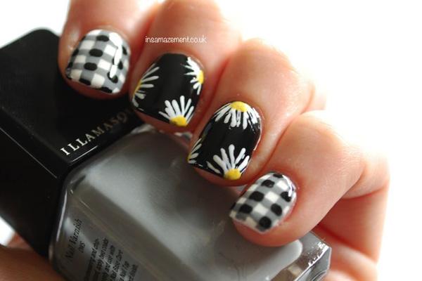 Gingham & amp; Daisy Nail Art