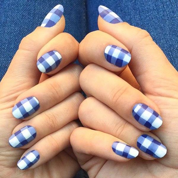 Blaue Gingham-Nägel