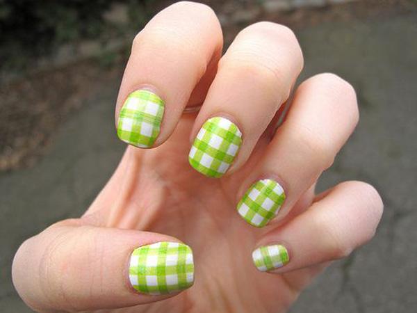 Grüne Gingham-Nagelkunst