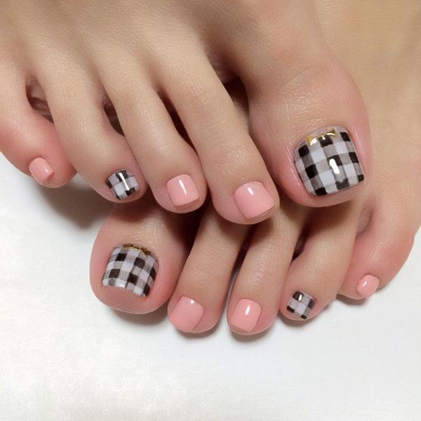 Gingham check nail art