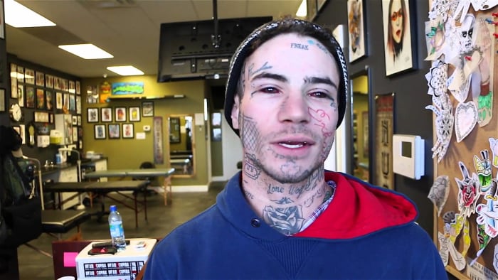 Foto přes youtube Matthew Menczyk je 30letý Vancouver, který hledal překonání světového rekordu v počtu piercingů provedených během jedné relace, která se v současné době koná na 3900!