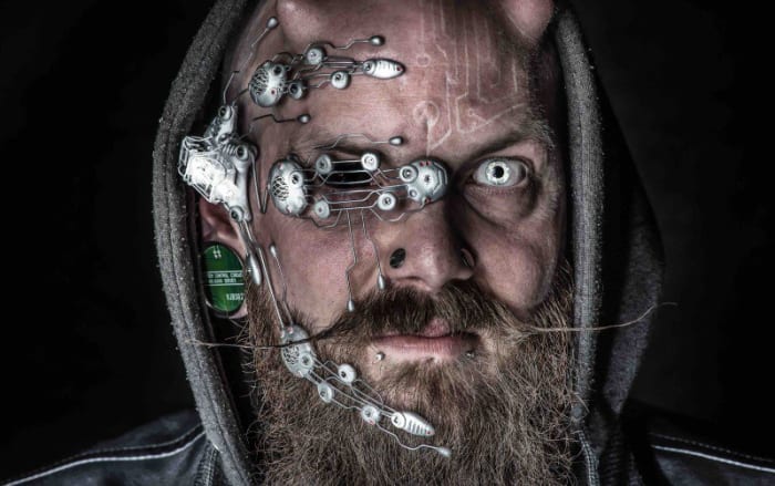 Foto via youtubeMatthew hat sich mit dem Body-Modification-Spezialisten Russ Foxx zusammengetan, um den Weltrekord zu brechen.
