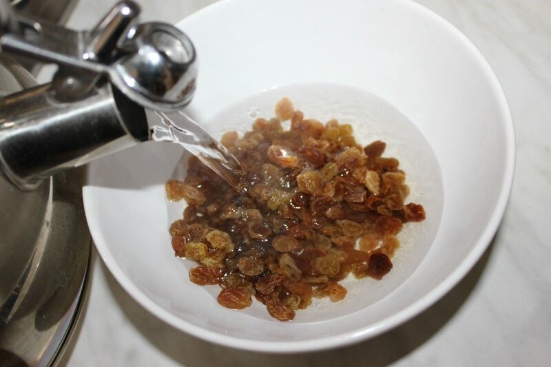 verser de l'eau bouillante sur les raisins secs