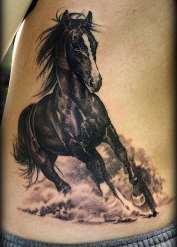 schwarzes und weißes Pferd Tattoo