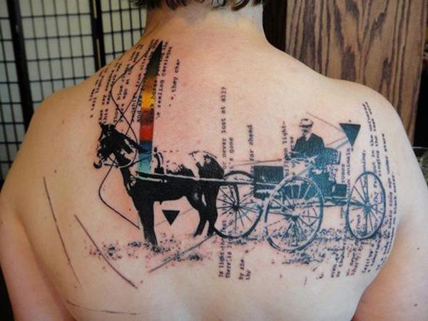 Kutsche Tattoo am Rücken