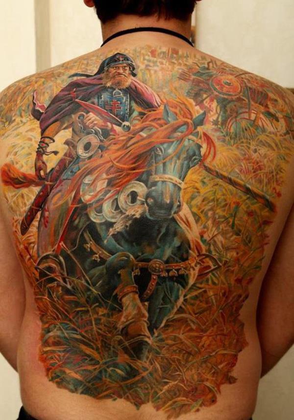 barevný válečník s tetováním na zádech