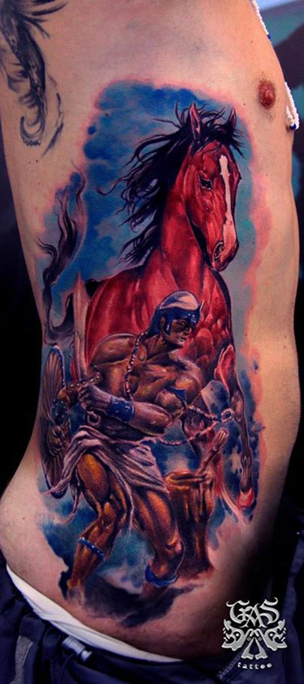 farbiger Krieger mit Pferdeseite Tattoo