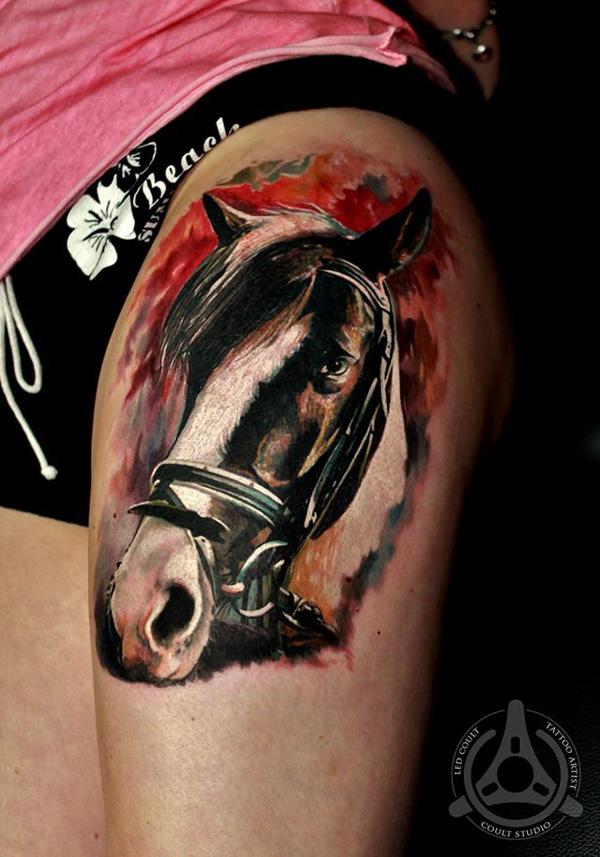 portrét koně tetování na stehně