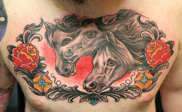 kůň s květinovým tetováním na hrudi