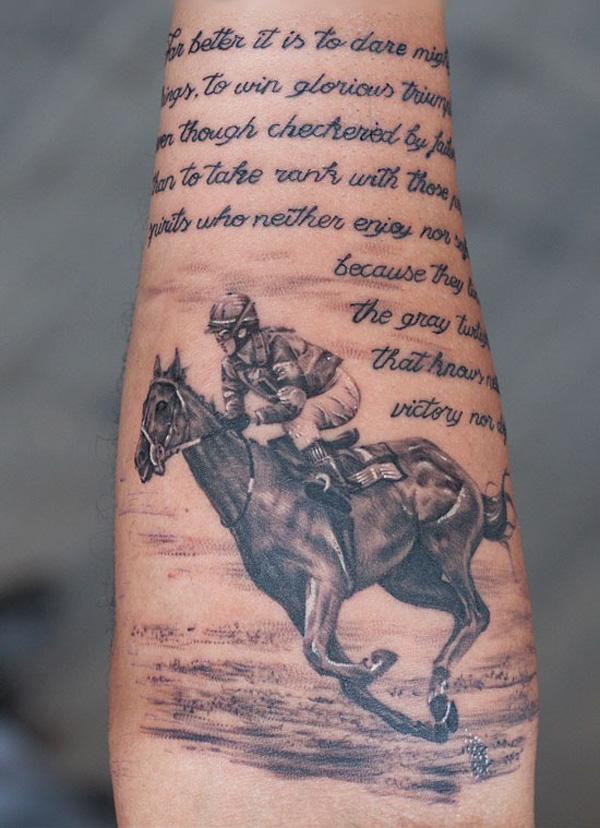 Pferderennen und Schrift Tattoo