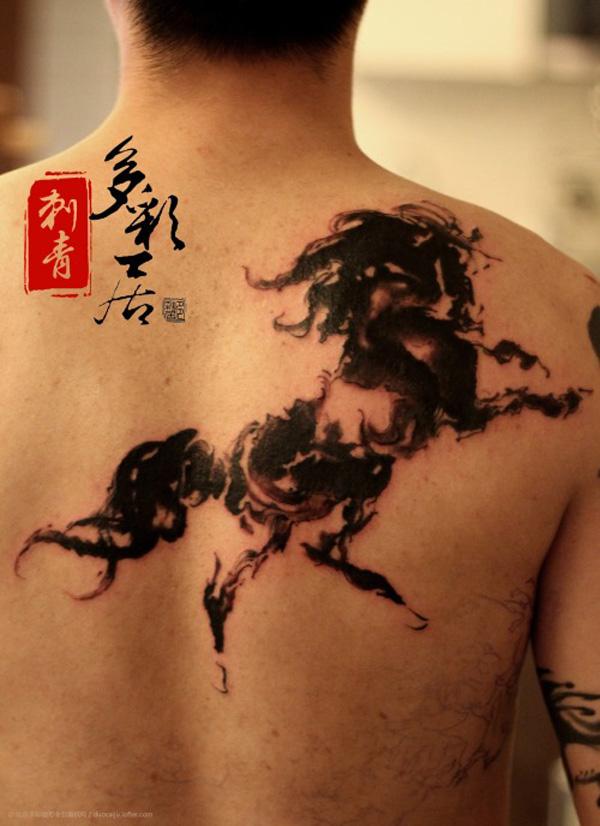 Tinte Pferd auf dem Rücken