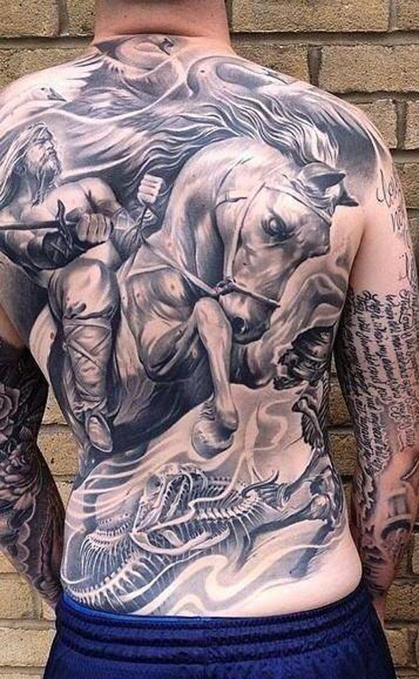 válečník s tetováním plných zad koně