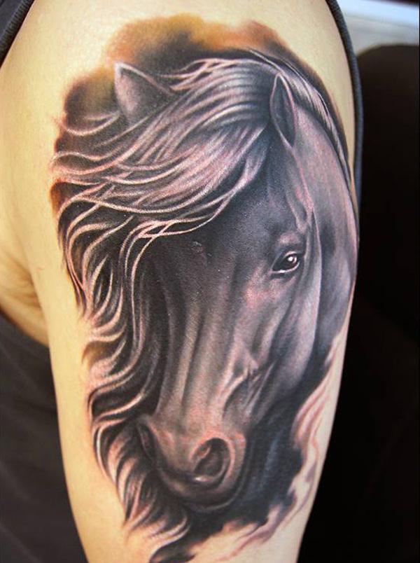 koňské tetování na půl rukávu