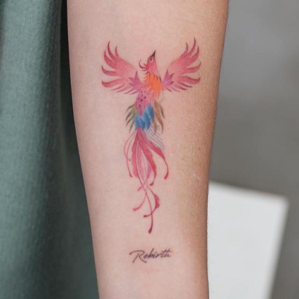 Schönes Unterarm Phönix Tattoo für Frauen im Aquarell Stil