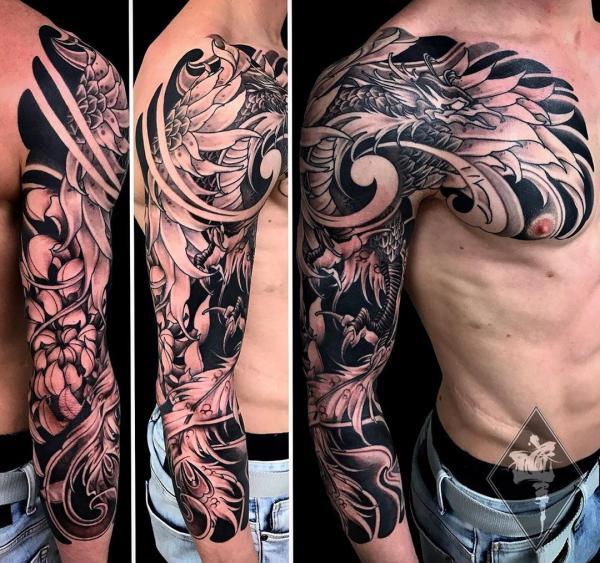 Japanisches Fullsleeve Tattoo mit Phönix im Schwarz-Weiß-Stil