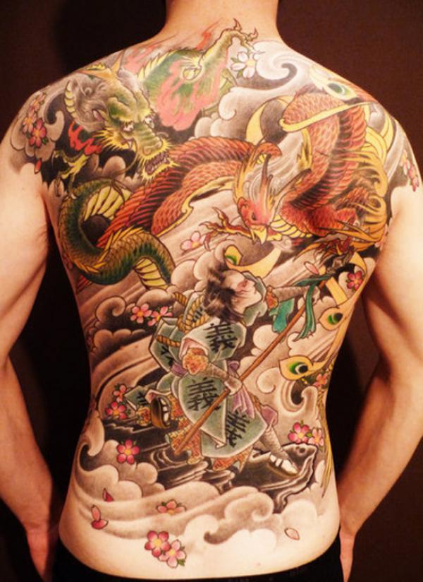 Dynamisches Fullback-Tattoo mit Phoneix-Wolke, die japanische Tradition widerspiegelt