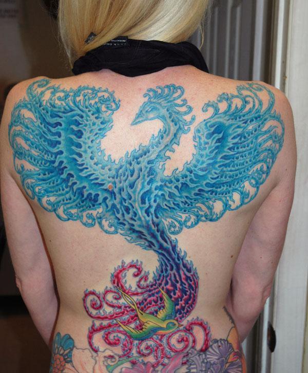 Schönes Phoenix Tattoo am ganzen Rücken für Frauen