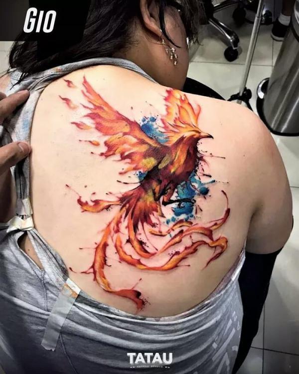 Wattrcolor tattoo pheonix na zádech pro ženy